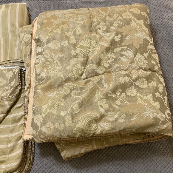 California King Luxury Comforter Set - Picture 2 of 3